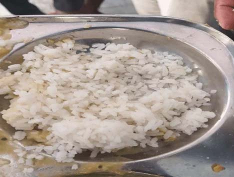 काशी विद्यापीठ के बॉयज हॉस्टल में मेस के खाने में मिला कीड़ा, छात्रों ने जताई नाराजगी; कुलपति ने किया निरीक्षण