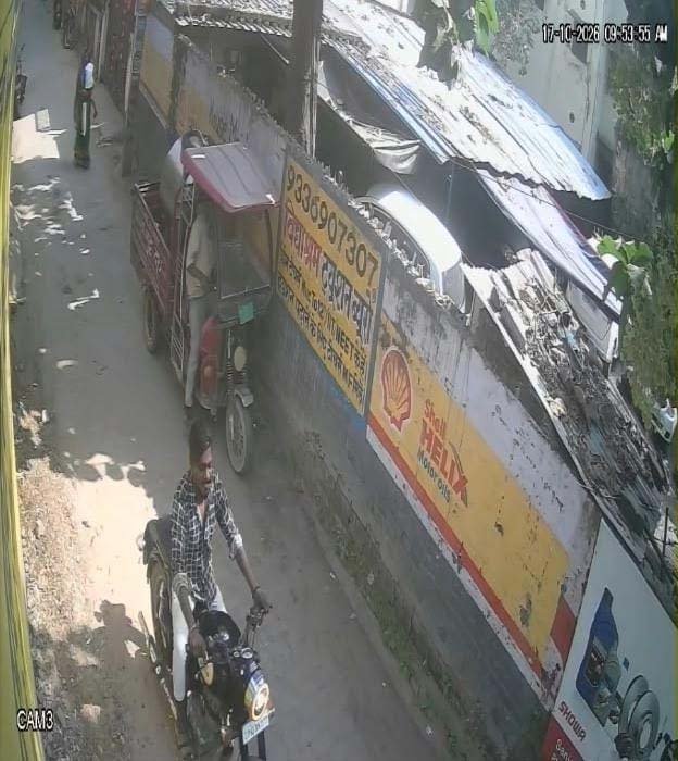 वाराणसी में दूध बांटने निकला टोटो चोरी, बुलेट से पहुंचे थे दो संदिग्ध युवक