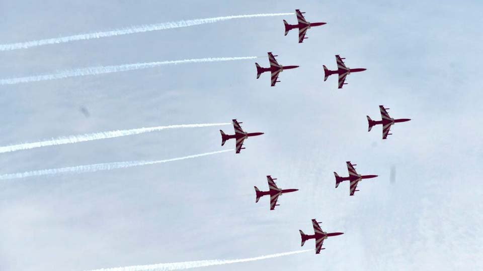 Varanasi Air Show: नमो घाट पर राफेल की गर्जना से गूंजा आसमान, हेलिकॉप्टर से क्रूज पर उतरे कमांडो; देखें एयर शो की रिहर्सल