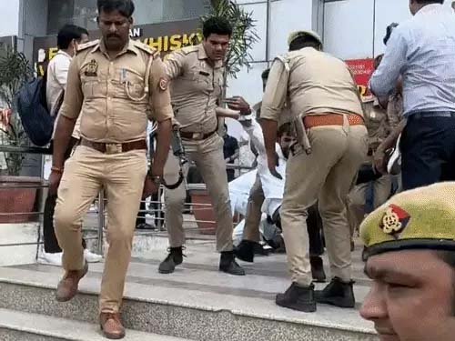 ग्रेटर नोएडा में किसानों और पुलिस के बीच टकराव, प्रदर्शनकारियों को हिरासत में लेकर हटाया