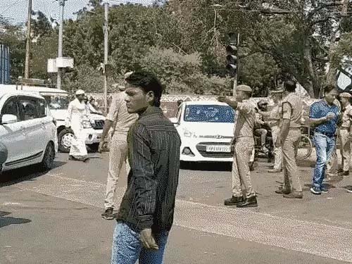 वाराणसी में एयर शो को लेकर ट्रैफिक प्लान जारी, 56 स्थानों पर पार्किंग की व्यवस्था; राजघाट पुल पर पैदल आवाजाही भी बंद