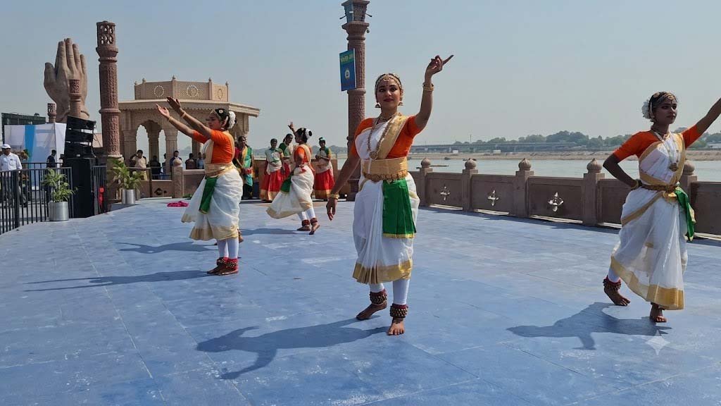 नमो घाट पर एयर शो में गूंजी अमिताभ बच्चन की आवाज, कथक की थाप पर थिरकीं नृत्यांगनाएं; गंगा तट पर छाया देशभक्ति का रंग