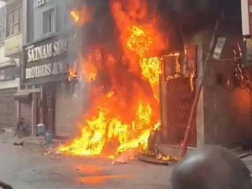वाराणसी के मदनपुर में तीन मंजिला इमारत में भीषण आग, दुकान में फंसे युवक को दमकलकर्मियों ने बचाया
