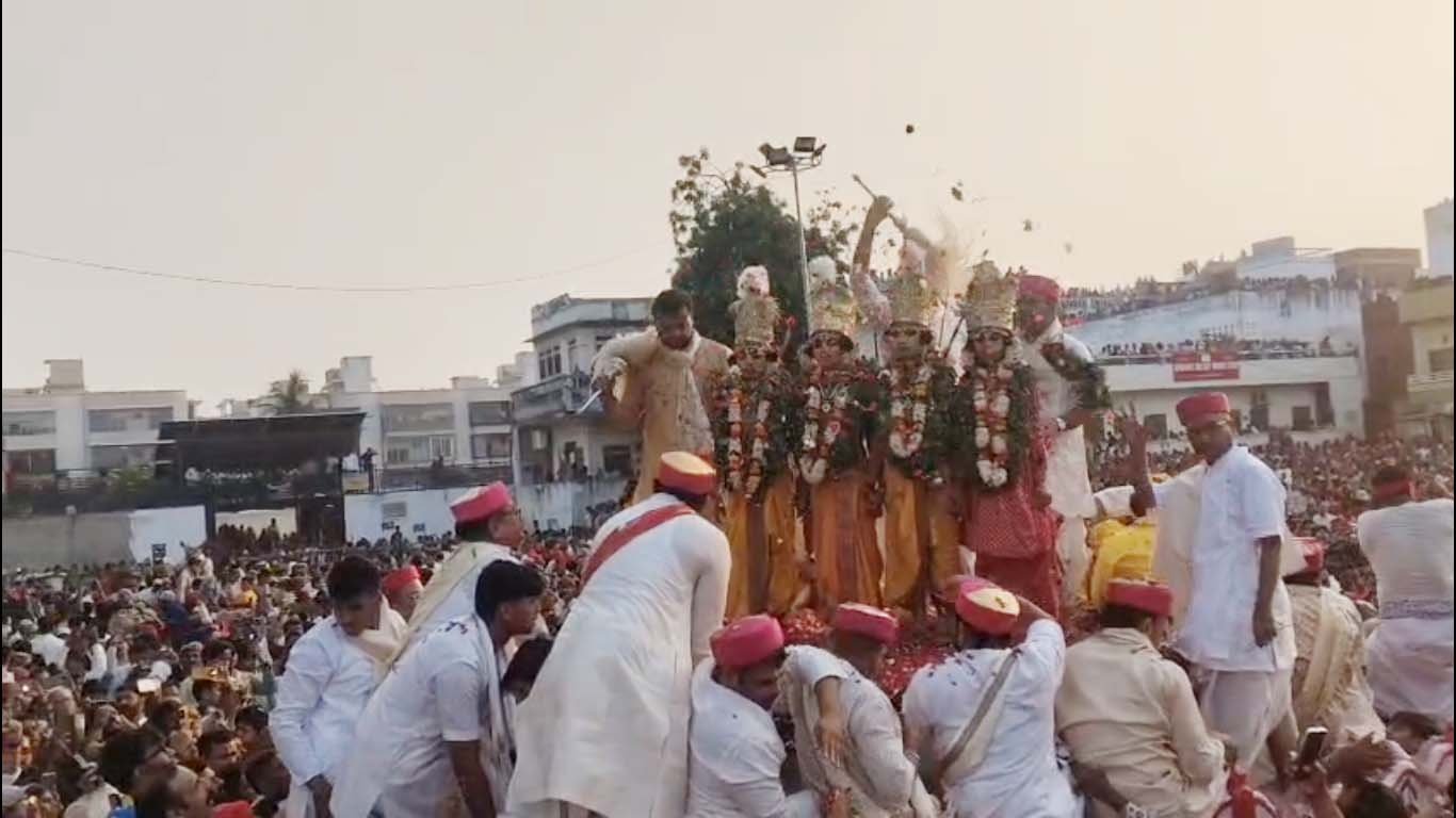 वाराणसी में ऐतिहासिक भरत मिलाप: राम-भरत का मिलन देख भावुक हुए श्रद्धालु, एक लाख से अधिक लोग पहुंचे