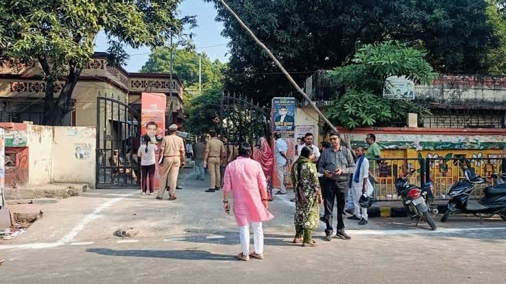 वाराणसी में शिक्षक-स्नातक एमएलसी चुनाव के लिए मतदान जारी, दोपहर 12 बजे तक शिक्षक सीट पर 28.44% वोटिंग