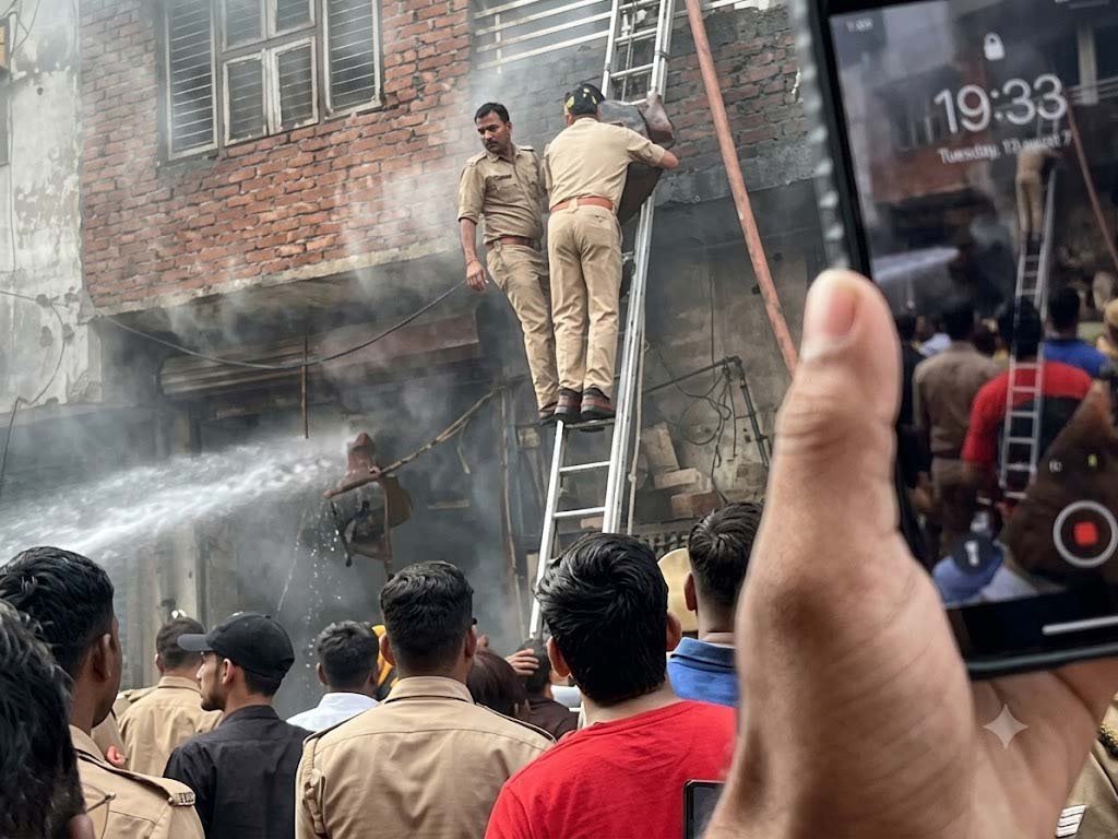 वाराणसी के मदनपुरा में भीषण अग्निकांड: 40 लाख के कर्ज से भरा हार्डवेयर स्टोर राख, ज्वेलरी शॉप और चार मंजिला गेस्ट हाउस भी तबाह