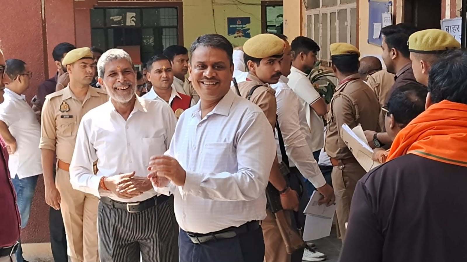 सदर तहसील में विधान परिषद चुनाव का मंडलायुक्त ने लिया जायजा, खुद भी किया मतदान