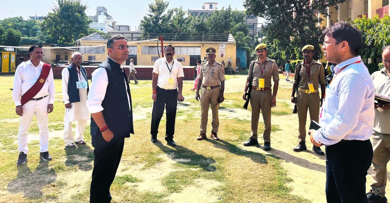 जिलाधिकारी ने मतदान केंद्रों का किया औचक निरीक्षण, व्यवस्थाओं को दुरुस्त रखने के निर्देश