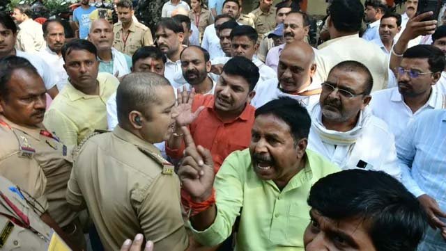 वाराणसी में MLC चुनाव के बीच बवाल, सपा प्रत्याशी आशुतोष सिन्हा और भाजपा कार्यकर्ताओं में भिड़ंत