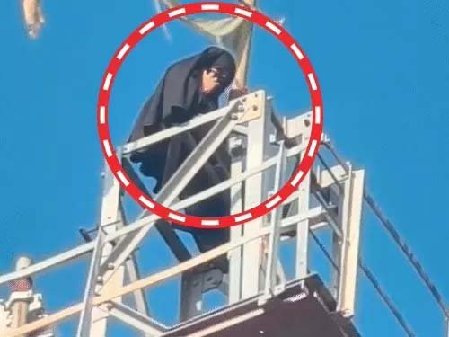 बहराइच में प्रेमी से निकाह की जिद पर मोबाइल टावर पर चढ़ी युवती, 3 घंटे की मशक्कत के बाद उतरी नीचे