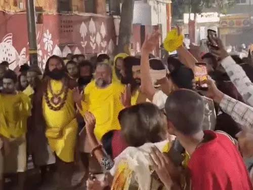 वृंदावन में 5 महीने बाद प्रेमानंद महाराज ने की पदयात्रा, भक्तों ने लगाए ‘राधे-राधे’ के जयकारे