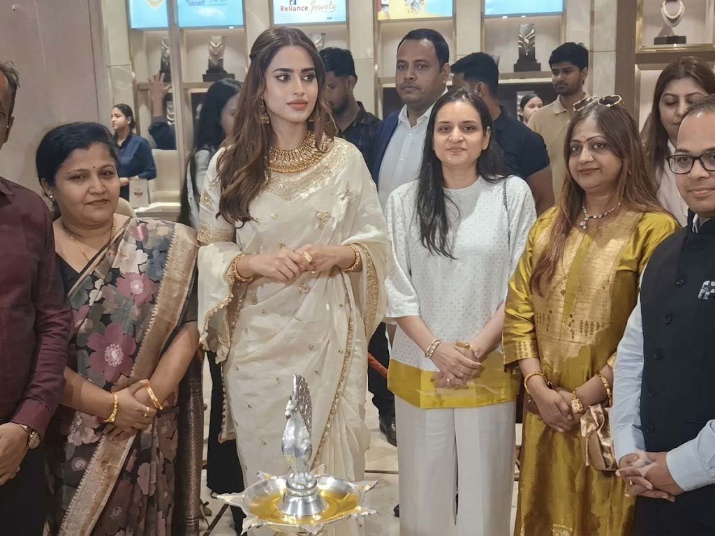 अभिनेत्री आयशा खान पहुंचीं वाराणसी, बोलीं- काशी एक दिव्य नगरी