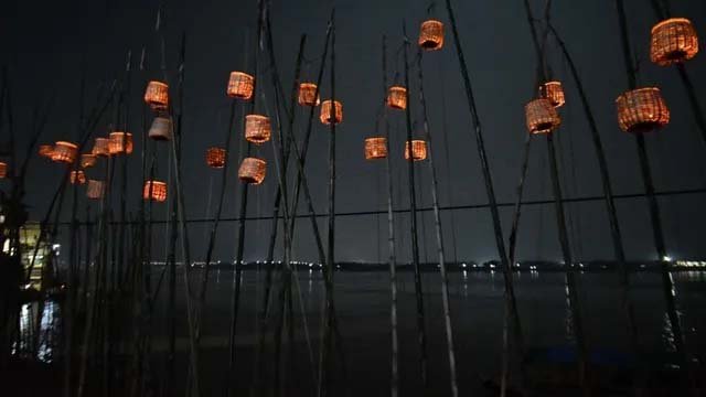 Varanasi में 25 अक्टूबर से गंगा घाटों पर जगमगाएंगे आकाशदीप, देवदीपावली तक पूर्वजों की स्मृति में होगी दीपदान की परंपरा