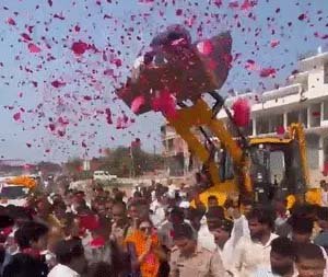 प्रतापगढ़ पहुंचीं यूपी कांग्रेस अध्यक्ष आराधना मिश्रा मोना, जेसीबी से बरसे गुलाब के फूल, पांच घोड़ों के साथ निकला काफिला