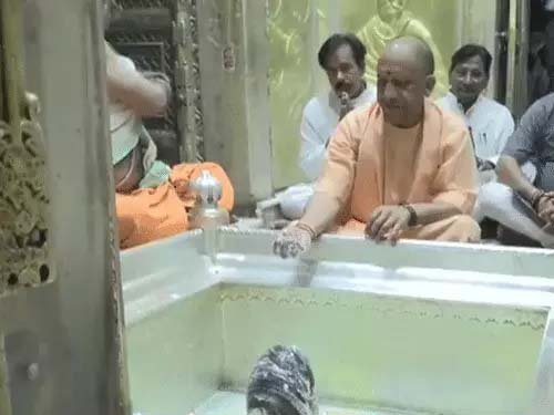 काशी पहुंचे सीएम योगी, कालभैरव और बाबा विश्वनाथ के दरबार में टेका मत्था