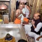 काशी पहुंचे रक्षामंत्री राजनाथ सिंह, संकटमोचन और बाबा विश्वनाथ के दरबार में टेका माथा