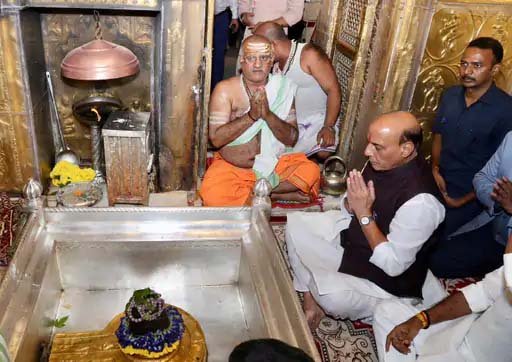 काशी पहुंचे रक्षामंत्री राजनाथ सिंह, संकटमोचन और बाबा विश्वनाथ के दरबार में टेका माथा