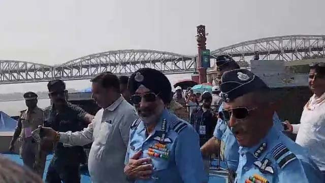 एयर शो के बीच वायुसेना प्रमुख ने जारी किया डाक टिकट, सुरक्षा घेरा तोड़ जनता के बीच पहुंचे एपी सिंह