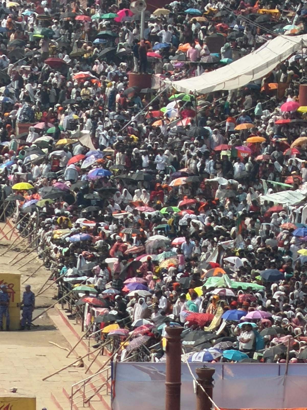 Varanasi Air Show: एयर शो का जुनून ऐसा कि रास्ता बंद मिला तो दीवारें तक फांद डालीं!