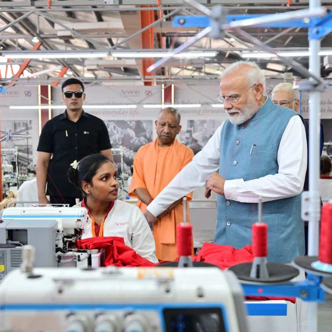 वाराणसी: अरविंद टेक्सटाइल में महिला कर्मचारियों से मिले PM मोदी, पूछा- यहां काम करके कैसा लग रहा है?