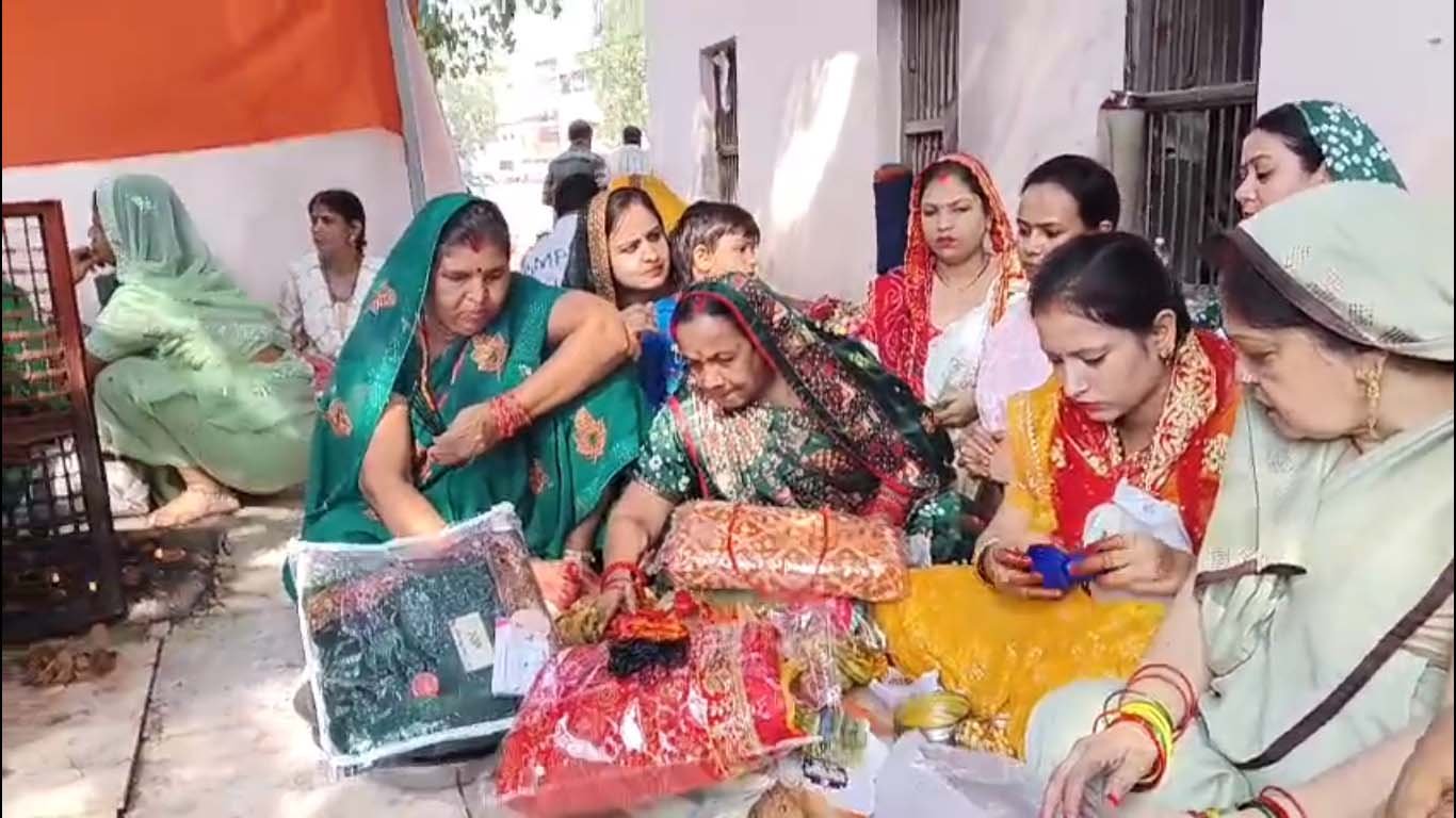 लक्ष्मीकुंड में गूंजे जिउतिया माता के जयकारे, संतान की दीर्घायु के लिए महिलाओं ने रखा निर्जला व्रत