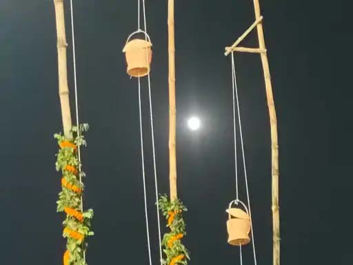 शरद पूर्णिमा पर दशाश्वमेध घाट पर जगमगाए आकाशदीप, 11 बलिदानी जवानों को नमन