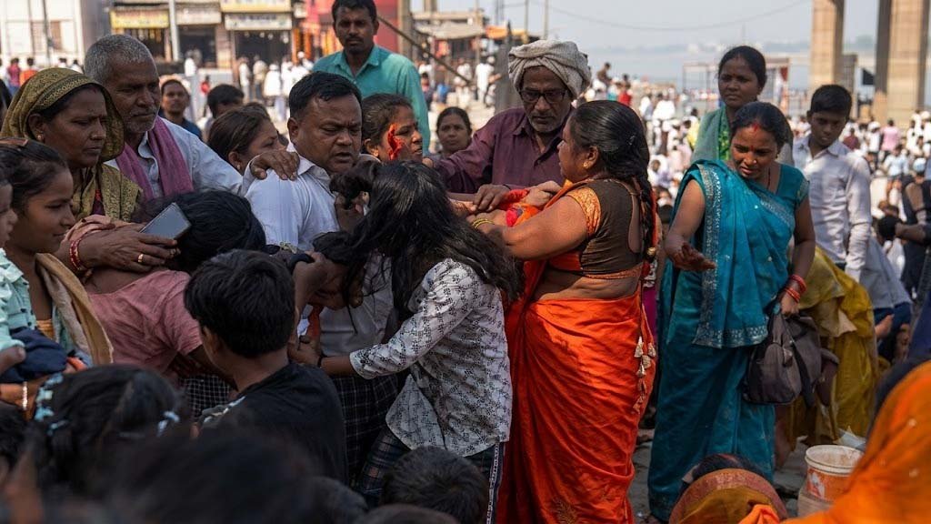 एयरशो के बीच भैंसासुर घाट पर दंगल, बैठने को लेकर भिड़ीं दो महिलाएं