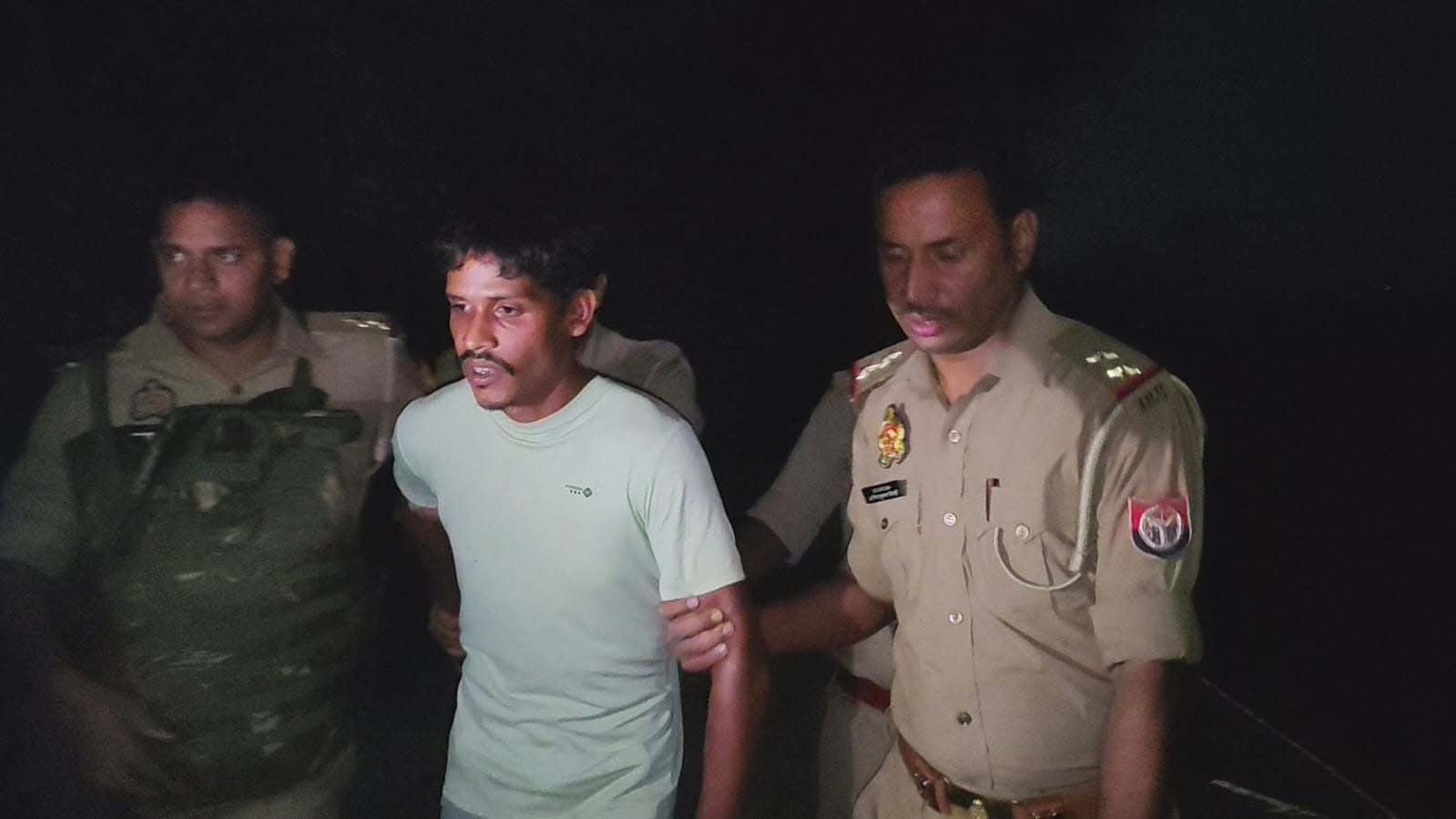 आजमगढ़ में पुलिस मुठभेड़ : गोकशी के आरोप में दो सगे भाई गिरफ्तार; एक के पैर में लगी गोली, 10 किलो प्रतिबंधित मांस, चापड़ और तमंचा बरामद