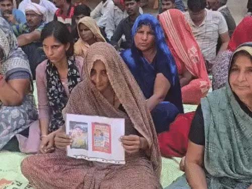 तीन महीने से लापता 16 वर्षीय अनुज की तलाश में वृंदावन पहुंचे परिजन, केली कुंज आश्रम के बाहर धरना