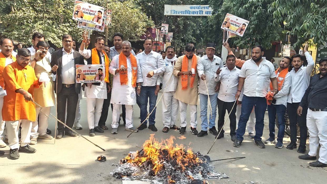 खरगे के बयान पर भड़के भाजपाई, वाराणसी में पुतला फूंककर जताया विरोध