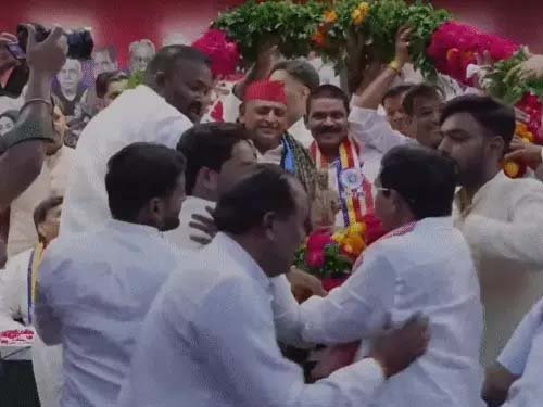भाजपा के चार बड़े चेहरों ने थामा सपा का दामन, अखिलेश बोले- हमें सत्ता और मुख्यमंत्री की कुर्सी चाहिए
