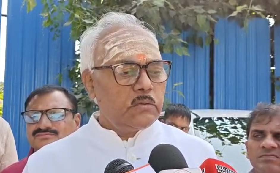 मतगणना में संविदा कर्मचारियों की ड्यूटी न लगाने की मांग, सपा प्रतिनिधिमंडल ने मंडलायुक्त को सौंपा ज्ञापन