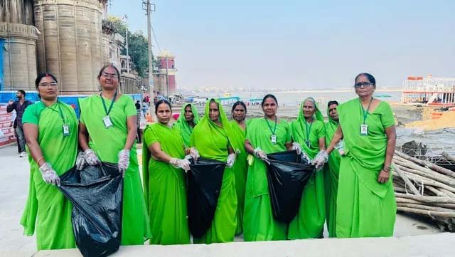 एयर शो के बाद गंगा घाटों पर फैली गंदगी, ग्रीन आर्मी की 20 महिलाओं ने चलाया सफाई अभियान