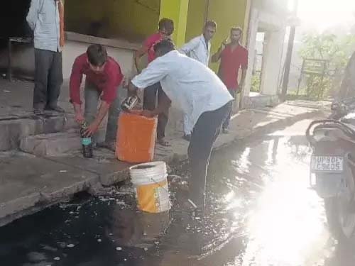 आगरा में डीजल से भरा टैंकर ट्रेलर से टकराया, सड़क पर बहने लगा ईंधन; बाल्टी-कैन लेकर पहुंची भीड़