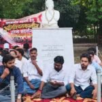 बीएचयू में छात्रसंघ बहाली की मांग, अनिश्चितकालीन धरने पर बैठे छात्र