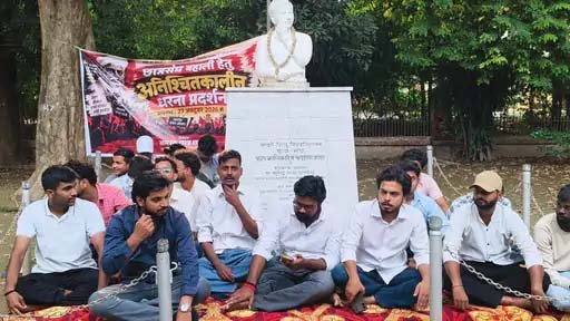बीएचयू में छात्रसंघ बहाली की मांग, अनिश्चितकालीन धरने पर बैठे छात्र