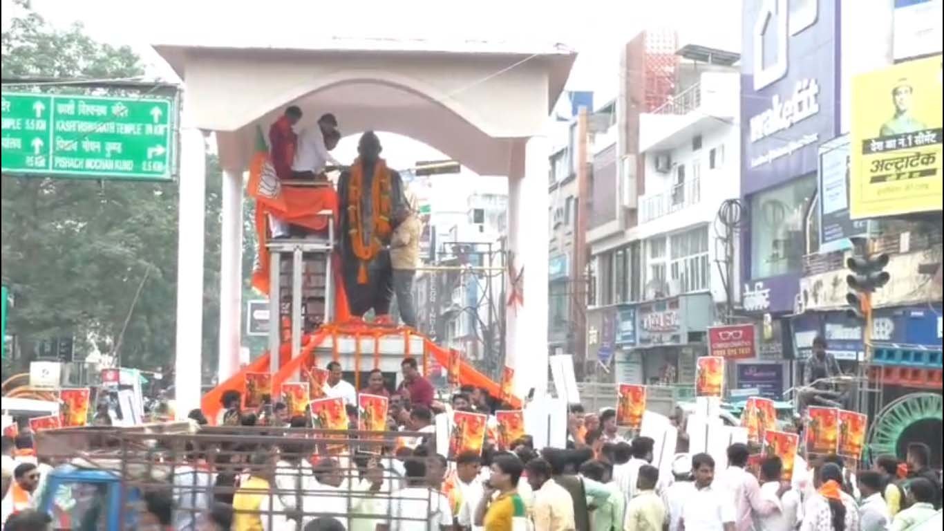 मलदहिया चौराहे पर सरदार पटेल की प्रतिमा का दुग्धाभिषेक, पुष्पांजलि अर्पित कर किया नमन