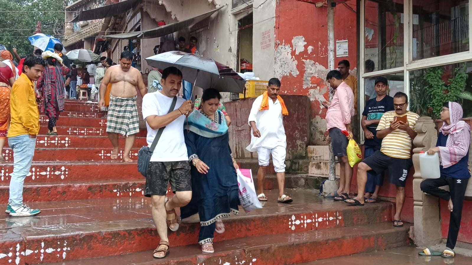 अर्नब तूफान ने बदला मौसम का मिजाज, बारिश से गिरा पारा, सुबह से छाए बादल, रुक-रुककर हो रही है बारिश