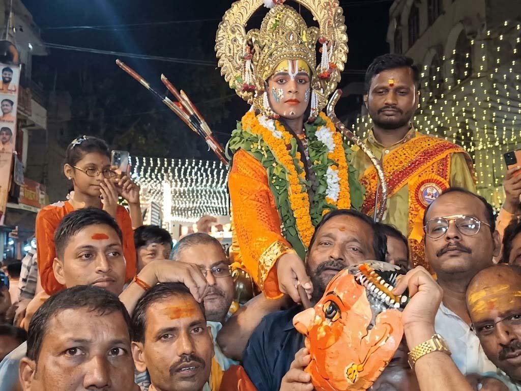 मूसलाधार बारिश में भी नहीं थमी नक्कटैया मेले की रौनक, लक्ष्मण ने काटी शूर्पणखा की नाक तो गूंजे जय श्रीराम के जयकारे