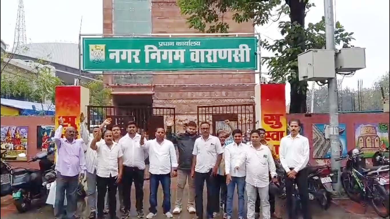 बेनियाबाग शॉपिंग कॉम्प्लेक्स पर बुलडोजर कार्रवाई की आहट से दुकानदारों में हड़कंप, नगर आयुक्त ने दिया बड़ा आश्वासन