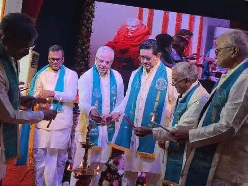 आईआईटी बीएचयू के 2,048 विद्यार्थियों को मिली उपाधि, कुमार मंगलम बिड़ला बोले- रिस्क नहीं तो कुछ नहीं