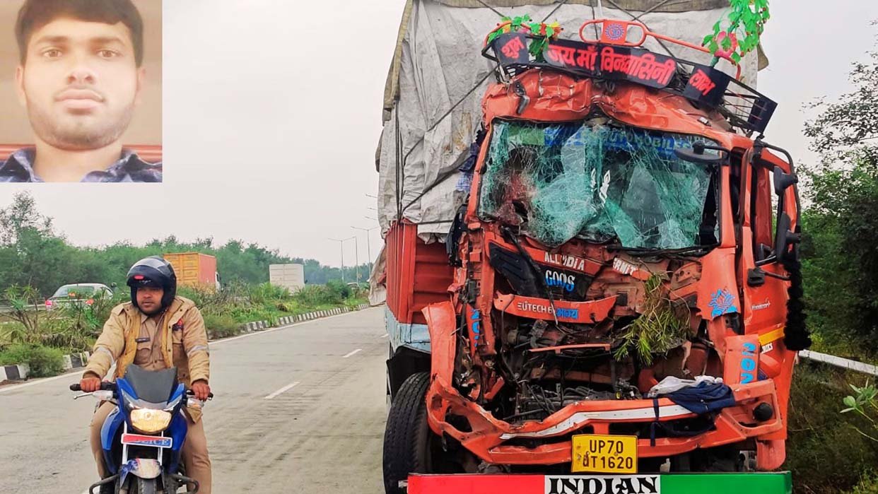 सड़क किनारे खड़े ट्रक में घुसी डीसीएम, चालक की मौत
