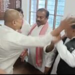 गोरखपुर में सपा की प्रेस वार्ता में हंगामा, बैठने को लेकर विवाद के बाद पूर्व जिलाध्यक्ष से मारपीट