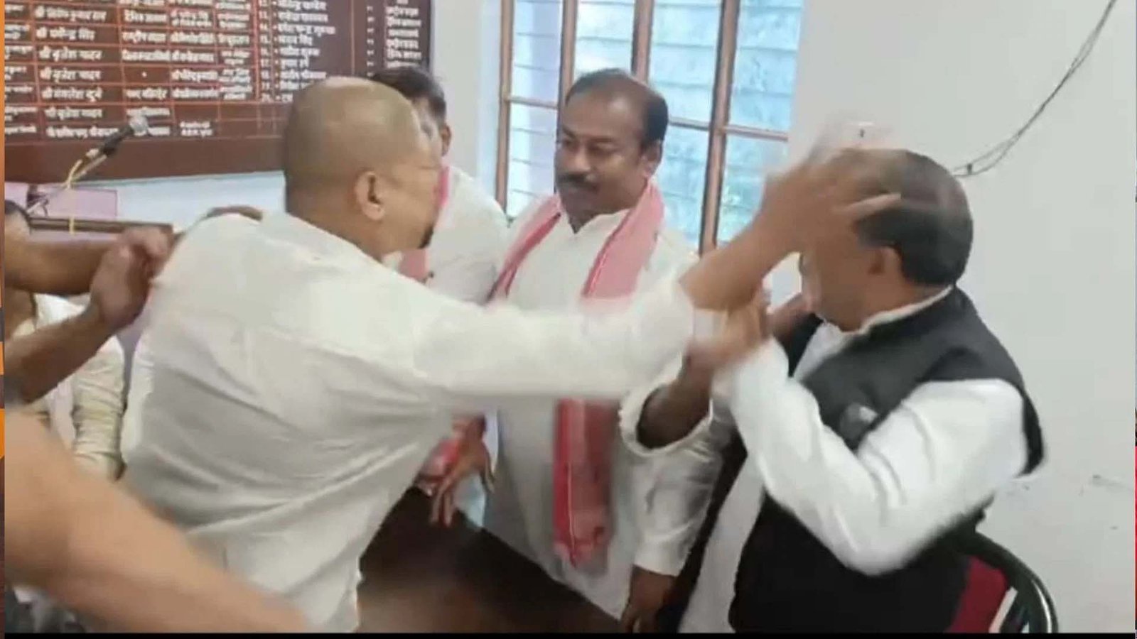 गोरखपुर में सपा की प्रेस वार्ता में हंगामा, बैठने को लेकर विवाद के बाद पूर्व जिलाध्यक्ष से मारपीट