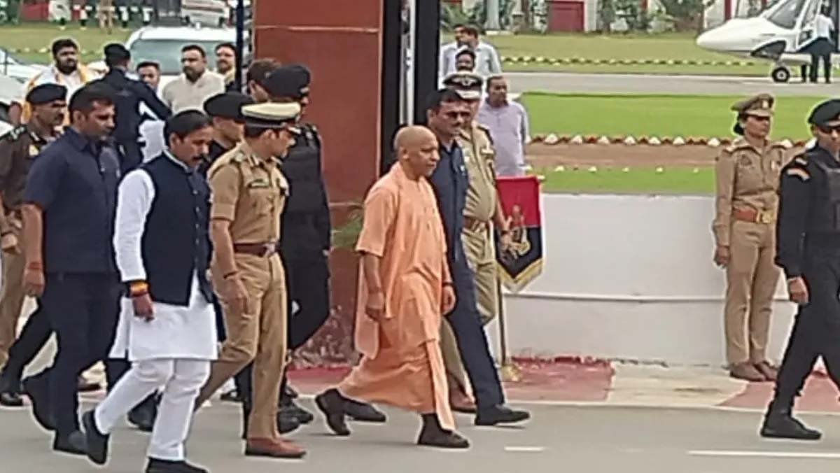 वाराणसी-नई दिल्ली के बीच दौड़ेगी वंदे भारत स्लीपर एक्सप्रेस, योगी और अश्विनी वैष्णव ने दिखाई हरी झंडी