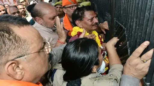 नामांकन के दौरान कमिश्नरी गेट पर भाजपा प्रत्याशी से धक्का-मुक्की, अफसरों के हस्तक्षेप से खुला गेट