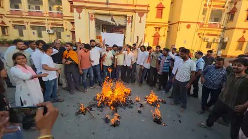 बीएचयू में एबीवीपी का धरना 11वें दिन भी जारी, पुतला दहन के दौरान हुई धक्का-मुक्की
