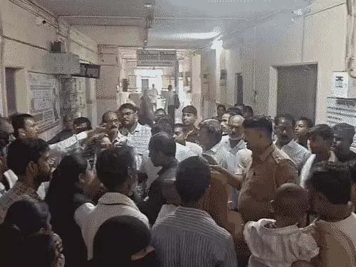 रामनगर अस्पताल में जांच को लेकर बवाल, मरीज के परिजनों और स्वास्थ्यकर्मियों में मारपीट; खिड़कियां टूटीं