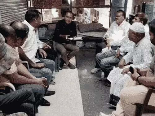 बेनियाबाग में नगर निगम के शॉपिंग कॉम्प्लेक्स में तोड़फोड़ पर बवाल, दुकानदारों ने उठाए सवाल