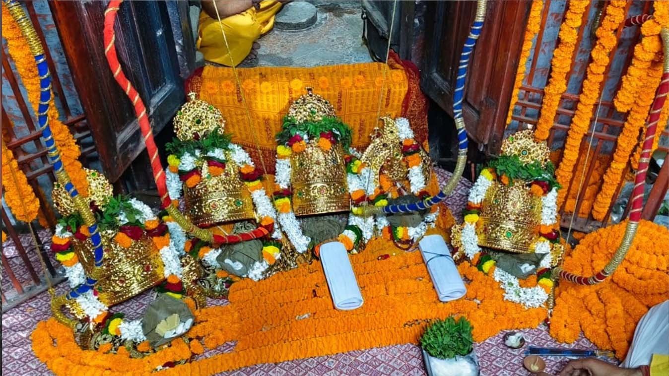 काशी में 500 साल पुरानी चित्रकूट रामलीला का शुभारंभ, वैदिक मंत्रोच्चार के बीच सजे राम-सीता समेत पांचों स्वरूप